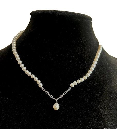 PEARL NECKLACE, 10K WHITE GOLD STATMENT, 0.25CTS OF DIAMONDS ( 18 INCH ): AUTHENTIC PEARL NECKLACE WITH WHITE GOLD AND DIAMONDS Authentic Pearl Necklace with White Gold and Diamonds You are bidding on a pre-owned Authentic Pearl Necklace with White Gold and Diamonds. The ne