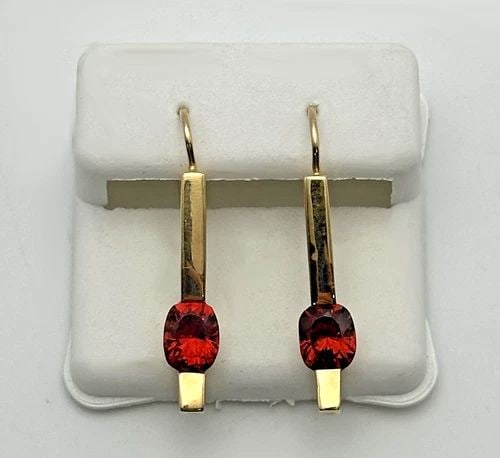 18K YELLOW GOLD BAR EARRINGS SET WITH GARNETS, HOOK DANGLE / DROP STYLE 4.5G: 18k Yellow Gold Bar Earrings set with Garnets, Hook Dangle / Drop Style Condition: Used, Has marks and scratches Material: 18k Yellow Gold Weight: 4.5 grams Earrings Size: 24mm x 5mm in size Back Type