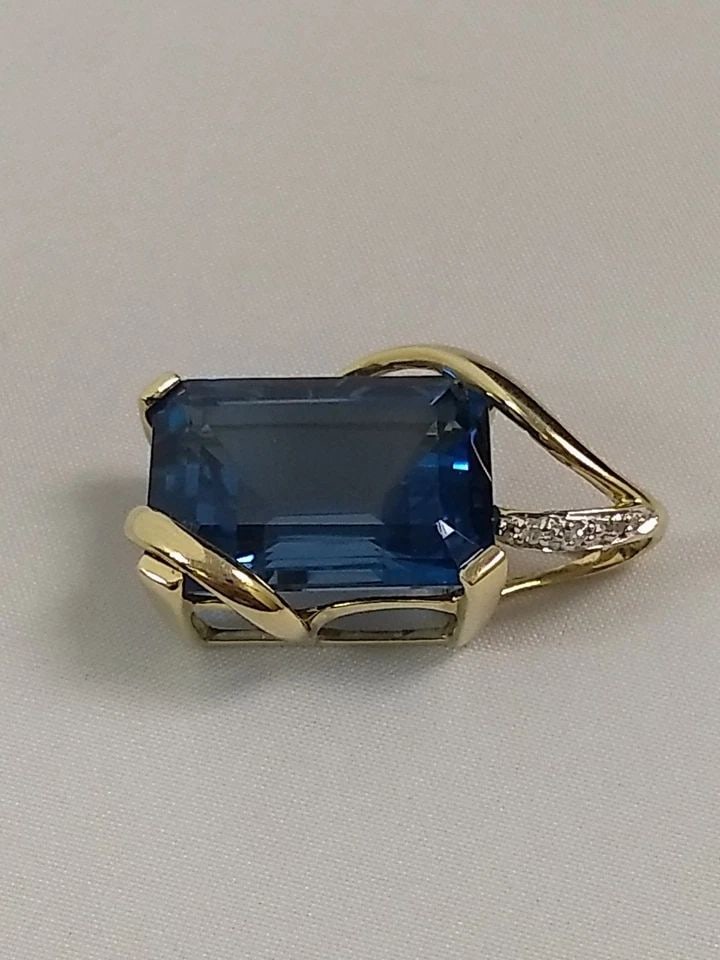10K GOLD PENDANT WITH LONDON BLUE TOPAZ AND 0.03CTS OF DIAMONDS ( 7.6 GRAMS ): 10K YELLOW GOLD PENDANT WITH LONDON BLUE TOPAZ AND DIAMONDS 10k Yellow Gold Pendant with Blue Topaz and Diamonds You are bidding on a 10k Yellow Gold Pendant with Blue Topaz and Diamonds. There are a 