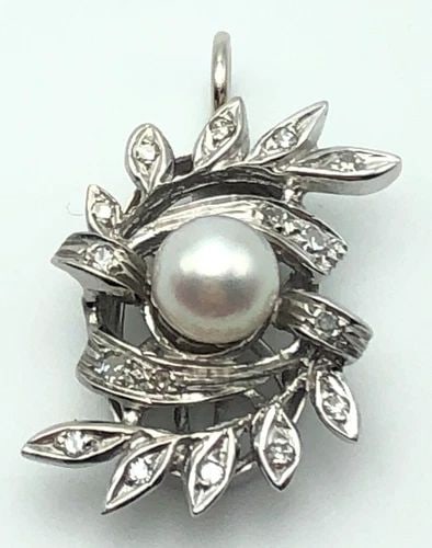 14K WHITE GOLD LEAFY STYLE PENDANT WITH PEARL AND 0.20CTW DIAMONDS 4.7 GRAM: 14K WHITE GOLD LEAFY VINE STYLE PENDANT WITH CENTER PEARL AND DIAMONDS 14k White Gold Leafy Vine style Pendant with center Pearl and Diamonds You are bidding on a 14k White Gold Leafy Vine style Penda