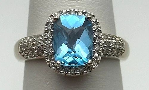 10K WHITE GOLD RING WITH BLUE TOPAZ AND 0.25CTW DIAMONDS (SIZE 6.75) 5.7 GRAM: 10K WHITE GOLD RING WITH BLUE TOPAZ AND 2.25CTS OF DIAMONDS SIZE: 6.75 10k White Gold Ring with Blue Topaz and 2.25cts of Diamonds Condition: Used, has been cleaned Material: 10k White Gold Ring Size: