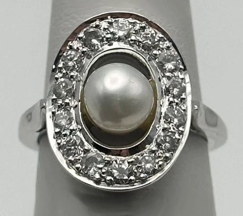14K WHITE GOLD RING WITH PEARL AND 0.57CTW NATURAL DIAMONDS (SIZE 5.25) 4.6 GRAM: 14K WHITE GOLD RING WITH SINGLE PEARL AND DIAMONDS (SIZE: 5.25) 14k White Gold Ring with Single Pearl and Diamonds You are bidding on a 14k White Gold Ring with Single Pearl and Diamonds. The piece ha