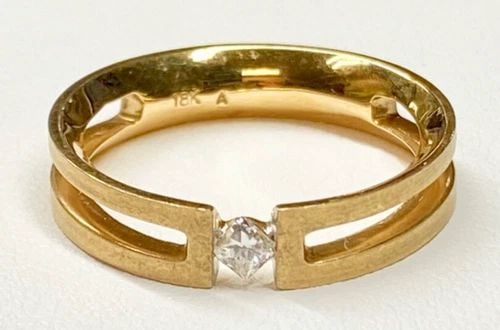 18K YELLOW GOLD BAND WITH 0.13CT SOLITAIRE PRINCESS CUT DIAMOND (SIZE 7) 4.4G: WOMEN'S 18K YELLOW GOLD BAND WITH 0.13CT SOLITAIRE PRINCESS CUT DIAMOND (SIZE 7) Women's 18k Yellow Gold Band with 0.13CT Solitaire Princess Cut Diamond (Size 7) You are bidding on a pre-owned Women's