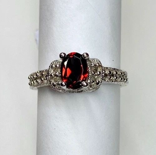 14K WHITE GOLD RING WITH 1.01CTS GARNET 0.22CTS DIAMONDS SIZE: 7 4.6G: WOMEN'S 14K WHITE GOLD RING WITH 1.01CT GARNET 0.22CT DIAMONDS (SIZE 7) Women's 14k White Gold Ring with 1.01CT Garnet 0.22CT Diamonds (Size 7) You are bidding on a new with defects Women's 14k White 