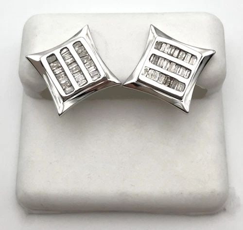 14K WHITE GOLD KITE EARRINGS WITH 0.50CTW BAGUETTE NATURAL DIAMONDS 4.3 GRAMS: 14K WHITE GOLD SQUARE KITE EARRINGS SET WITH 0.50CTS OF BAGUETTE CUT DIAMONDS 14k White Gold square kite Earrings set with 0.50cts of baguette cut Diamonds You are bidding on a 14k White Gold square k