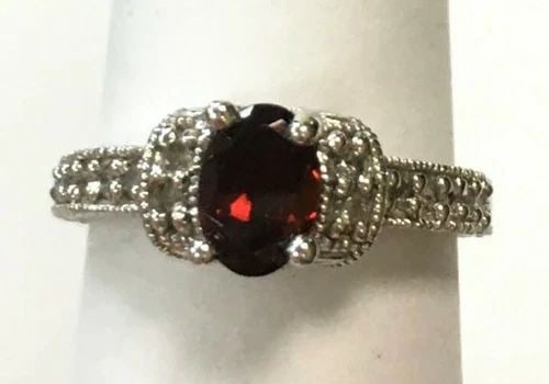 NEW 14K WHITE GOLD RING WITH OVAL GARNET AND 0.22CTW DIAMONDS (SIZE 7.25) 4.6G: 14K WHITE GOLD RING WITH OVAL GARNET AND DIAMONDS (SIZE: 7.25) 14k White Gold Ring with oval Garnet and Diamonds You are bidding on a pre-owned 14k White Gold Ring with oval Garnet and Diamonds. The r