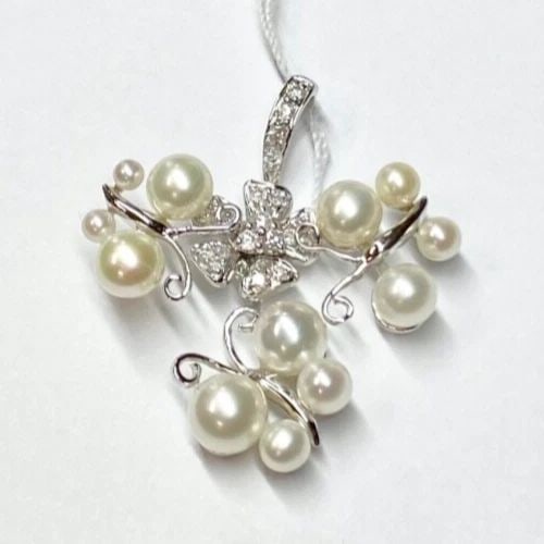 18K WHITE GOLD PENDANT, 12 CULTURED PEARLS AND 0.21CT DIAMONDS ( 4.4 GRAMS ): WOMEN'S 18K WHITE GOLD PENDANT WITH 9 NATURAL PEARLS AND 0.21CT DIAMONDS NEW Women's 18k White Gold Pendant with 9 Natural Pearls and 0.21CT Diamonds You are bidding on a new with defects Women's 18k 