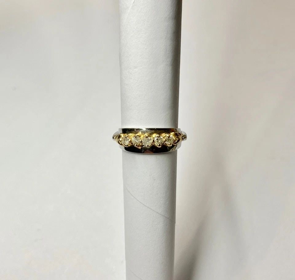 14K WHITE AND YELLOW GOLD RING WITH 0.30CTW DIAMONDS (SIZE 5.75) 4.5 GRAM: WOMEN'S 14K WHITE AND YELLOW GOLD RING W/ 0.30CT DIAMONDS (SIZE 5.75) Women's Two-Toned 14k White and Yellow Gold Ring with 0.30ct Diamonds (Size 5.75) You are bidding on a pre-owned Women's Two-Toned