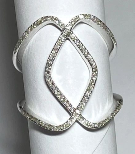 14K WHITE GOLD RING CROSSING STYLE WITH 0.20CTW DIAMONDS (SIZE 7) 4.4 GRAMS: WOMEN'S 14K WHITE GOLD RING WITH 0.20CT DIAMONDS (SIZE 7) Women's 14k White Gold Ring with 0.20CT Diamonds (Size 7) You are bidding on a new with tags Women's 14k White Gold Ring with 0.20CT Diamonds.