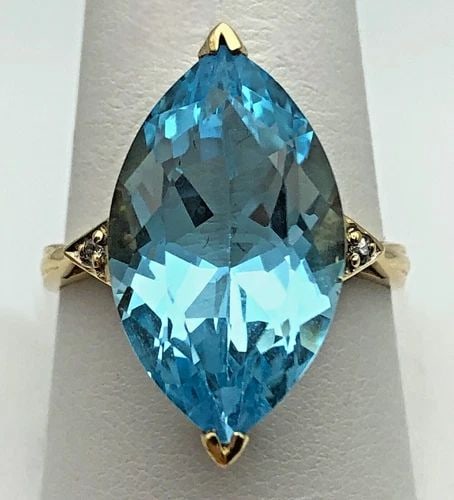 14K GOLD RING WITH SWISS BLUE TOPAZ AND 0.02CTW DIAMONDS (SIZE 10) 5.8 GRAM: 14K GOLD RING WITH SWISS BLUE TOPAZ AND 0.02CTS OF DIAMONDS SIZE: 10 14k Gold Ring with Swiss Blue Topaz and 0.02cts of Diamonds Condition: Used Material: 14k Yellow Gold Ring Size: 10 Weight: 5.8 gra