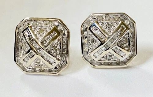 10K WHITE GOLD SQUARE EARRING WITH 0.50CTW NATURAL DIAMONDS 5.2 GRAM: 10K WHITE GOLD SQUARE EARRING WITH 1/2CTS DIAMONDS 10k White Gold Square Earring with 1/2CTS Diamonds You are bidding on a pre-owned 10k White Gold Square Earring with 1/2CTS Diamonds. The earrings ha