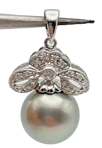 18K WHITE GOLD PENDANT, 0.15CTS OF DIAMONDS, 11MM CULTURED PEARL ( 3.8 GRAMS ): 18K WHITE GOLD PENDANT WITH 0.15CTS DIAMONDS AND SINGLE 11MM PEARL 18k White Gold Pendant with 0.15cts Diamonds and single 11mm Pearl You are bidding on a 18k White Gold Pendant with 0.15cts Diamonds 