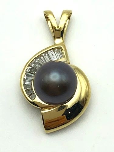 14K GOLD PENDANT WITH 8MM TAHITIAN PEARL, 0.42CTW VS DIAMONDS, ( 3.1 GRAMS ): 14k Gold Pendant with 8mm Tahitian Pearl, 0.42cts of VS Diamonds Condition: Used Material: 14k Yellow Gold Pendant Size: 24mm x 12.5mm Total Weight: 3.1 grams Stone Info: Tahitian Cultured Pearl is 8m