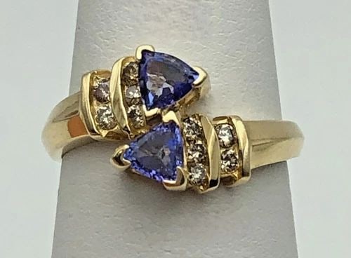 14K GOLD RING WITH TANZANITE AND 0.15CTW DIAMONDS (SIZE 6.75 ) 3.9G: 14K GOLD RING SET WITH TANZANITE AND 0.15CTS OF DIAMONDS SIZE: 6.75 14k Gold Ring set with Tanzanite and 0.15cts of Diamonds Condition: Used, has been cleaned Material: 14k Yellow Gold Ring Size: 6.75