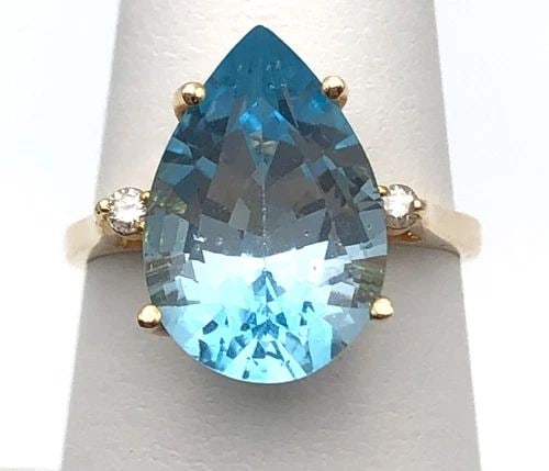 14K GOLD RING WITH 7.25CT PEAR BLUE TOPAZ, 0.04CTS DIAMONDS (SIZE: 7) 4.4 GRAMS: 14K GOLD RING SET WITH PEAR BLUE TOPAZ AND 0.04CTS OF DIAMONDS SIZE: 7 14k Gold Ring set with pear Blue Topaz and 0.04cts of Diamonds Condition: Used Material: 14k Yellow Gold Ring Size: 7 Weight: 4.4