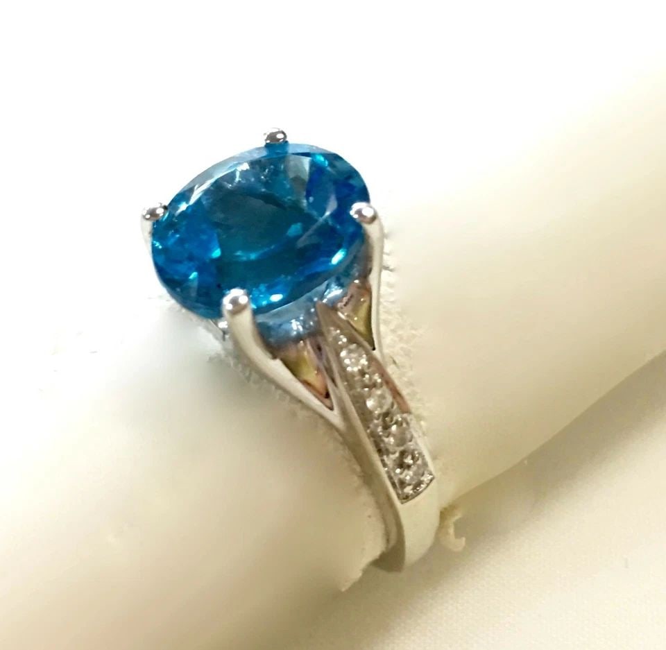 14K WHITE GOLD WITH BLUE TOPAZ AND 0.06CTW DIAMONDS (SIZE 7) 3.4 GRAM: 14K WHITE GOLD WITH BLUE TOPAZ AND DIAMONDS (SIZE: 7) 14k White Gold with Blue Topaz and Diamonds You are bidding on a 14k White Gold with Blue Topaz and Diamonds. There ring has been fully restored b