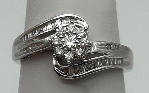 10K WHITE GOLD RING WITH 0.75CTW NATURAL DIAMONDS (SIZE 7.75) 2.9 GRAM: 10k White Gold center meeting style 0.75ct Diamond Ring Condition: Used, has been buffed/polished by us Material: 10k White Gold Ring Size: 7.75 Weight: 2.9 grams Top Width: 11mm Bottom Width: 1.5mm S