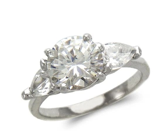 NEW 14K WHITE GOLD LADIES FASHION WHITE SOLITAIRE RING: NEW 14K WHITE GOLD LADIES FASHION WHITE SOLITAIRE RING LADIES FASHION WHITE SOLITAIRE RING NEW 14K WHITE GOLD Apx. WIDTH: 2mm Apx. WEIGHT: 3.8g