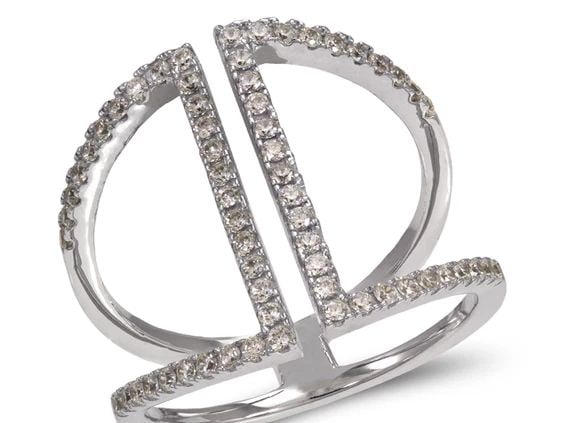 NEW 14K WHITE GOLD LADIES FANCY WHITE RING: NEW 14K WHITE GOLD LADIES FANCY WHITE RING LADIES FANCY WHITE RING NEW 14K WHITE GOLD Apx. WIDTH: 18mm Apx. WEIGHT: 3.7g