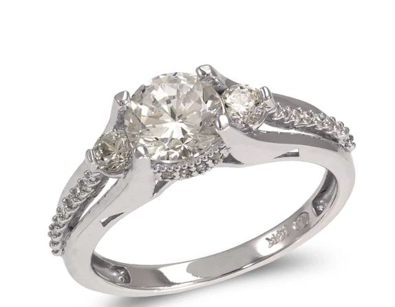 NEW 14K WHITE GOLD LADIES FANCY WHITE SOLITAIRE RING: NEW 14K WHITE GOLD LADIES FANCY WHITE SOLITAIRE RING LADIES FANCY WHITE SOLITAIRE RING NEW 14K WHITE GOLD Apx. WIDTH: 6mm Apx. WEIGHT: 3.6g