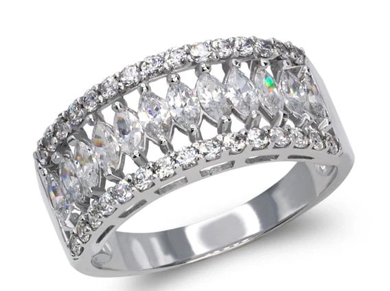 NEW 14K WHITE GOLD LADIES FANCY WHITE RING: NEW 14K WHITE GOLD LADIES FANCY WHITE RING LADIES FANCY WHITE RING NEW 14K WHITE GOLD Apx. WIDTH: 9mm Apx. WEIGHT: 3.4g