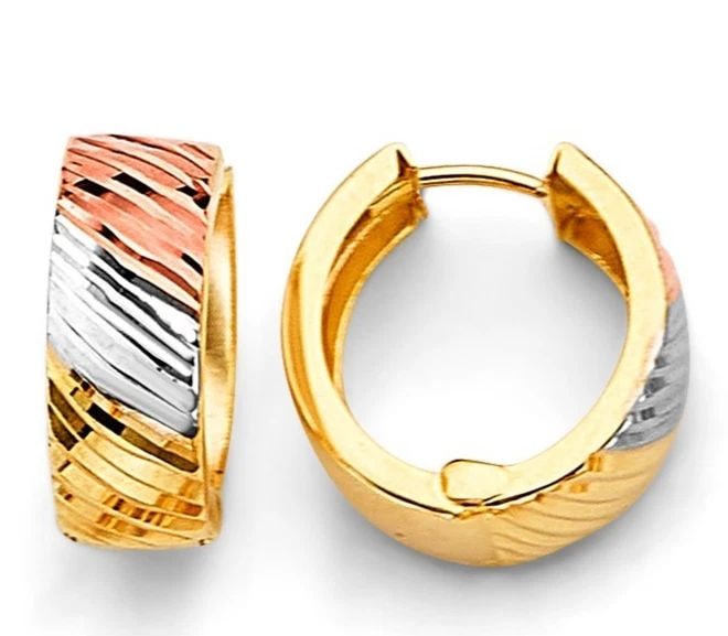 NEW 14K TRI COLOR GOLD HUGGIES EARRINGS: NEW 14K TRI COLOR GOLD HUGGIES EARRINGS HUGGIES EARRINGS NEW 14K TRI COLOR GOLD Height : 15 mm Width : 15 mm Weight : 2.2g