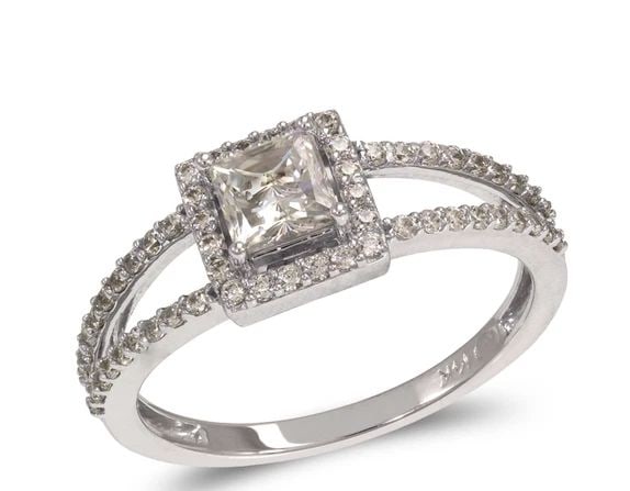 NEW 14K WHITE GOLD LADIES FANCY WHITE PRINCESS CUT SOLITAIRE HALO RING: NEW 14K WHITE GOLD LADIES FANCY WHITE PRINCESS CUT SOLITAIRE HALO RING LADIES FANCY WHITE PRINCESS CUT SOLITAIRE HALO RING NEW 14K WHITE GOLD Apx. WIDTH: 4mm Apx. WEIGHT: 2.6g
