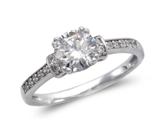 NEW 14K WHITE GOLD LADIES FANCY WHITE PRINCESS CUT SOLITAIRE RING: NEW 14K WHITE GOLD LADIES FANCY WHITE PRINCESS CUT SOLITAIRE RINGLADIES FANCY WHITE PRINCESS CUT SOLITAIRE RINGNEW 14KWHITE GOLDApx. WIDTH: 3mmApx. WEIGHT: 2.5g