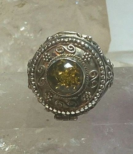 POISON RING SIZE 9.50 AMBER STERLING SILVER WOMEN GIRLS: POISON RING SIZE 9.50 AMBER STERLING SILVER WOMEN GIRLS Poison ring amber sterling silver women girls The top closes very tight - No hoop or latch and closes tight without it Size 9.50 Between a size 