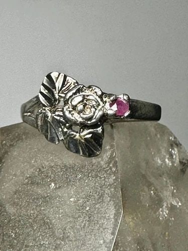 BLACK HILLS GOLD RING SIZE 6.75 ROSE PINK ICE LEAVES STERLING SILVER BAND WOMEN: BLACK HILLS GOLD RING SIZE 6.75 ROSE PINK ICE LEAVES STERLING SILVER BAND WOMEN Black Hills Gold ring size 6.75 rose leaves pink ice sterling silver band women girls Size 6.75 Between a size 6.75 and 