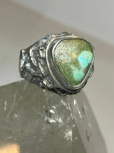 TURQUOISE RING BRUTALIST SOUTHWEST STERLING SILVER WOMEN MEN: TURQUOISE RING BRUTALIST SOUTHWEST STERLING SILVER WOMEN MEN Turquoise ring brutalist southwest sterling silver women men Size 7.75 Between a size 7.75 and a size 8 Weight 7.7g Length. 5/8" Width. 1/2
