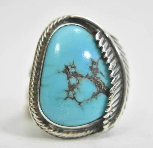 TURQUOISE RING NAVAJO SOUTHWEST WOMEN STERLING SILVER SIZE 5: TURQUOISE RING NAVAJO SOUTHWEST WOMEN STERLING SILVER SIZE 5 Turquoise ring Navajo southwest women sterling silver Size 5 Weight 10.9g Widest part of band 1" Thinnest part of band 5/32" Delivered in a