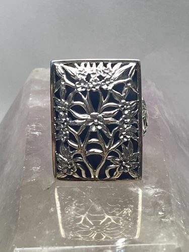 FLORAL RING SIZE 5.75 FILIGREE STERLING SILVER WOMEN GIRLS: FLORAL RING SIZE 5.75 FILIGREE STERLING SILVER WOMEN GIRLS floral ring filigree sterling silver women girls By Claudia Agudelo Size 5.75 Weight 11.5g Length 1" Width. 3/4" Thinnest part
