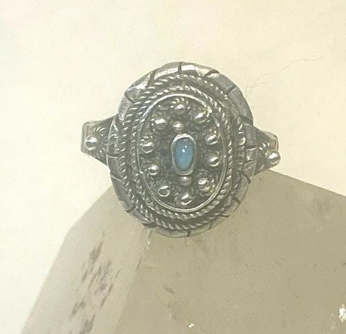 POISON RING LOCKET STERLING SILVER PINKY WOMEN GIRLS: POISON RING LOCKET STERLING SILVER PINKY WOMEN GIRLS Poison ring locket sterling silver pinky women girls Size 5.25 Weight. 6.5g Length 3/4" Width. 1/2" Thinnest part of band 5/32"