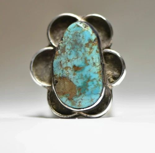 TURQUOISE RING NAVAJO LONG SOUTHWEST SCALLOPED STERLING SILVER EDGES: TURQUOISE RING NAVAJO LONG SOUTHWEST SCALLOPED STERLING SILVER EDGES Turquoise ring Navajo long sterling silver size 6.50 weight 7.4g Widest part of band 1 1/32" Thinnest part of band 1/4" Delivered i