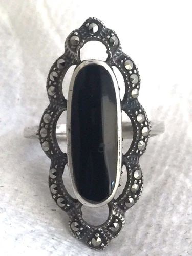 VINTAGE STERLING SILVER ONYX MARCASITE LONG RING ART DECO SIZE 6.25 5.3G: VINTAGE STERLING SILVER ONYX MARCASITE LONG RING ART DECO SIZE 6.25 5.3G Vintage Sterling Silver Onyx Marcasite Ring Art Deco Size 6.25 Weight 5.3g Length 1 7/32" Width 9/16" Free First Class sh