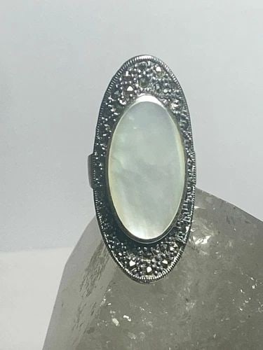 MOTHER OF PEARL RING LONG ART DECO STERLING SILVER WOMEN GIRLS: MOTHER OF PEARL RING LONG ART DECO STERLING SILVER WOMEN GIRLS Mother of Pearl ring Art Deco sterling silver women girls Size 6.25 Weight 8.3g Length 1. 9/16" Width 5/8" Thinnest back of band 3/16"