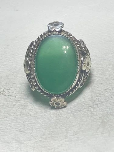 FLOWER RING GREEN STONE ART DECO STERLING SILVER WOMEN GIRLS: FLOWER RING GREEN STONE ART DECO STERLING SILVER WOMEN GIRLS Flower ring green stone Art Deco sterling silver women girls Size 5 Weight 5.9g Length. 1" Width. 1/2" Thinnest part of band 1/8"