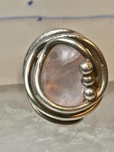 BORKE RING PALE ROSE QUARTZ SIZE 6.5 STERLING SILVER WOMEN: BORKE RING PALE ROSE QUARTZ SIZE 6.5 STERLING SILVER WOMEN Borke ring pale rose quartz boho size 6.5 sterling silver women Size 6.50 slightly adjustable Weight. 21.1g length 1" Widest part 3/4" Thinne