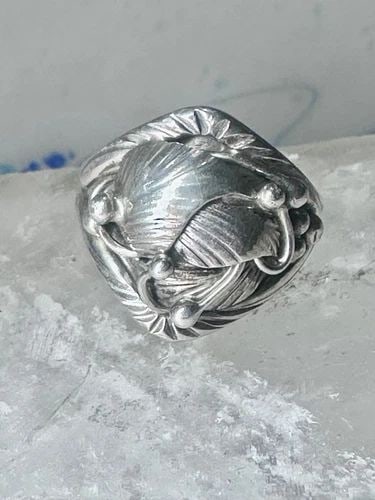 NAVAJO RING LEAVES CIGAR BAND SIZE 8.50 STERLING SILVER WOMEN GIRLS: NAVAJO RING LEAVES CIGAR BAND SIZE 8.50 STERLING SILVER WOMEN GIRLS Navajo ring leaves cigar band size 8.50 sterling silver women girls Size 8.50 Weight 7.7g Width 3/4" Band in Back 3/16"
