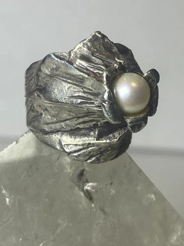 PEARL RING BRUTALIST VOLCANO STERLING SILVER PINKY GIRLS WOMEN: PEARL RING BRUTALIST VOLCANO STERLING SILVER PINKY GIRLS WOMEN Pearl ring brutalist volcano sterling silver pinky girls women The band looks adjustable in the back but it is not Size 4.50 Weight 8.1g 
