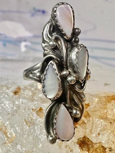 NAVAJO RING LONG MOTHER OF PEARL MOP SIZE 6 STERLING SILVER WOMEN: NAVAJO RING LONG MOTHER OF PEARL MOP SIZE 6 STERLING SILVER WOMEN Navajo ring Long Mop mother of pearl size 6 sterling silver women Size 6 Weight 5.7g Length 1 3/8" Width 1/2" Thinnest part of band 1/