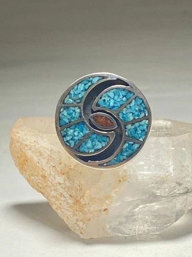 TURQUOISE CHIP RING CORAL HUMMINGBIRD DESIGN SOUTHWEST STERLING SILVER WOMEN: TURQUOISE CHIP RING CORAL HUMMINGBIRD DESIGN SOUTHWEST STERLING SILVER WOMEN Turquoise chip ring coral hummingbird design southwest sterling silver women Size 7.25 Weight 10g Diameter 15/16" Thinnest 
