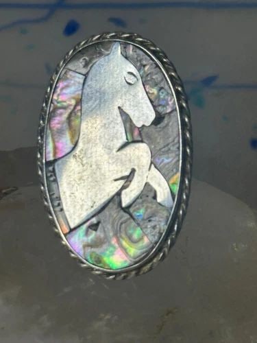 HORSE RING SIZE 5.75 MOTHER OF PEARL STERLING SILVER WOMEN GIRLS: HORSE RING SIZE 5.75 MOTHER OF PEARL STERLING SILVER WOMEN GIRLS Horse ring size 5.75 abalone Mother of pearl sterling silver women girls Size 5.75 Between a size 5.75 and a size 6 Weight 8.6g Length 