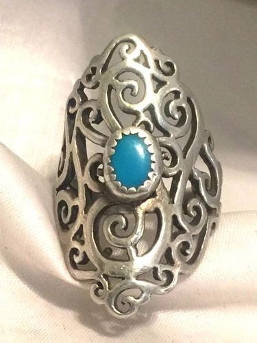VINTAGE STERLING SILVER SOUTHWEST TRIBAL RING TURQUOISE SIZE 6 7.4G FILIGREE: VINTAGE STERLING SILVER SOUTHWEST TRIBAL RING TURQUOISE SIZE 6 7.4G FILIGREE Vintage Sterling Silver Southwest Tribal Ring Turquoise Filigree Size 6 Weight 7.4g Length 1 1/32" Width 5/8" Free First