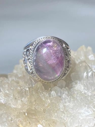 FLUORITE RING SIZE 6 SHADES OF PURPLE STERLING SILVER WOMEN GIRLS: FLUORITE RING SIZE 6 SHADES OF PURPLE STERLING SILVER WOMEN GIRLS Fluorite ring sterling silver women girls Size 6 Between a size 6 and a size 6.25 Weight 8.6g Length. 3/4" Width. 7/16" Thinnest part 