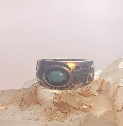 TURQUOISE RING SIZE 5.50 NAVAJO BAND SOUTHWEST SWIRLS PINKY CORAL CHIPS STERLING: TURQUOISE RING SIZE 5.50 NAVAJO BAND SOUTHWEST SWIRLS PINKY CORAL CHIPS STERLING Turquoise ring band southwest swirls pinky coral chips sterling silver women Size 5.50 Weight 4.7g Widest part 3/8" Thi