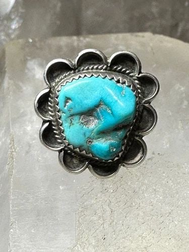 TURQUOISE RING SIZE 6 NAVAJO FLOWER STERLING SILVER WOMEN: TURQUOISE RING SIZE 6 NAVAJO FLOWER STERLING SILVER WOMEN Turquoise ring size 6 Navajo flower sterling silver women Size 6 Weight 5.4g Length 7/8" Widest part 7/8" Band Width 1/8"