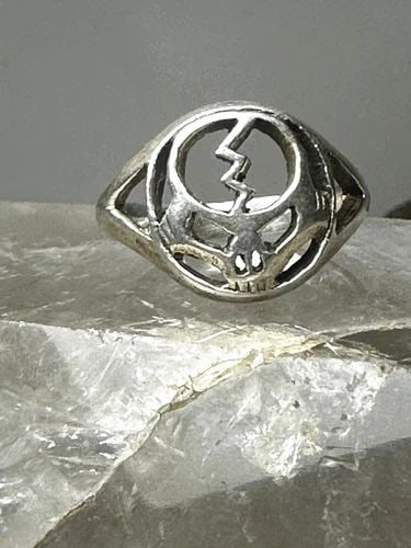 SKULL RING LIGHTENING BOLT BAND SIZE 7 STERLING SILVER WOMEN GIRLS: SKULL RING LIGHTENING BOLT BAND SIZE 7 STERLING SILVER WOMEN GIRLS Skull ring Lightening bolt band size 7 sterling silver women girls Size 7 Weight. 4.2g Width. 5/8" Thinnest part of band 1/2"