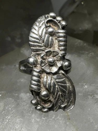 LONG SQUASH BLOSSOM RING NAVAJO SIZE 6 STERLING SILVER WOMEN GIRLS: LONG SQUASH BLOSSOM RING NAVAJO SIZE 6 STERLING SILVER WOMEN GIRLS Long squash blossom ring Navajo size 6 sterling silver women girls Size 6 Weight. 10g Length. 1 1/4" Width. 5/8" Thinnest pat of band
